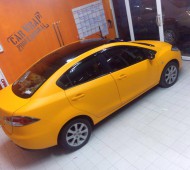 Mazda2 สีเหลืองเข้มๆ